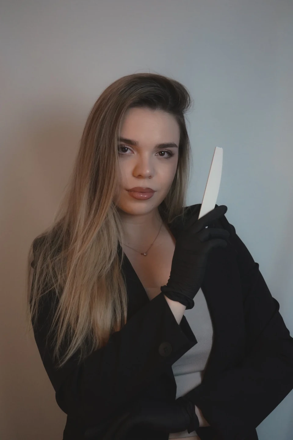 Modni portret žene u sakou sa crnom rukavicom