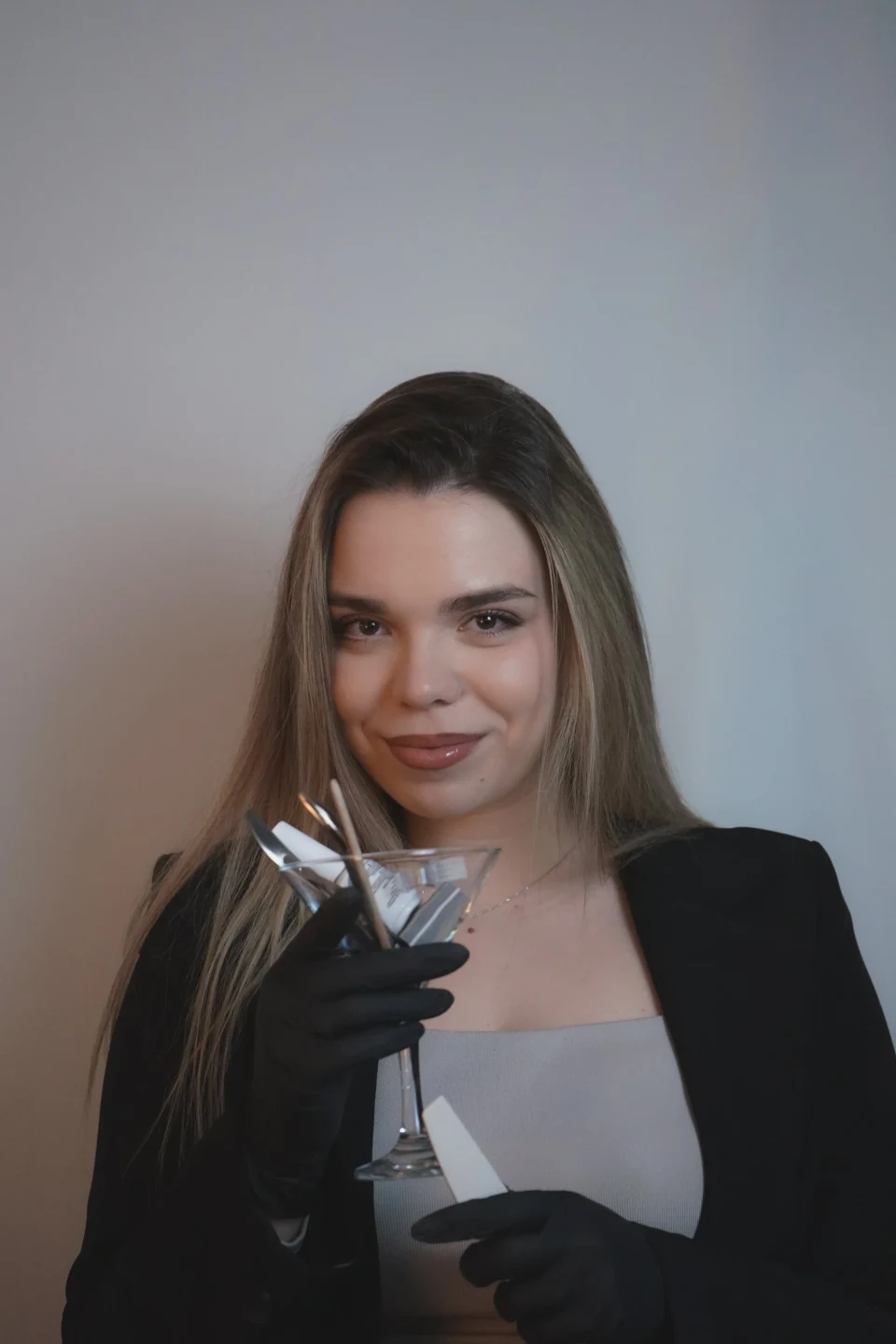 Stilizovani portret žene sa čašom i crnim rukavicama