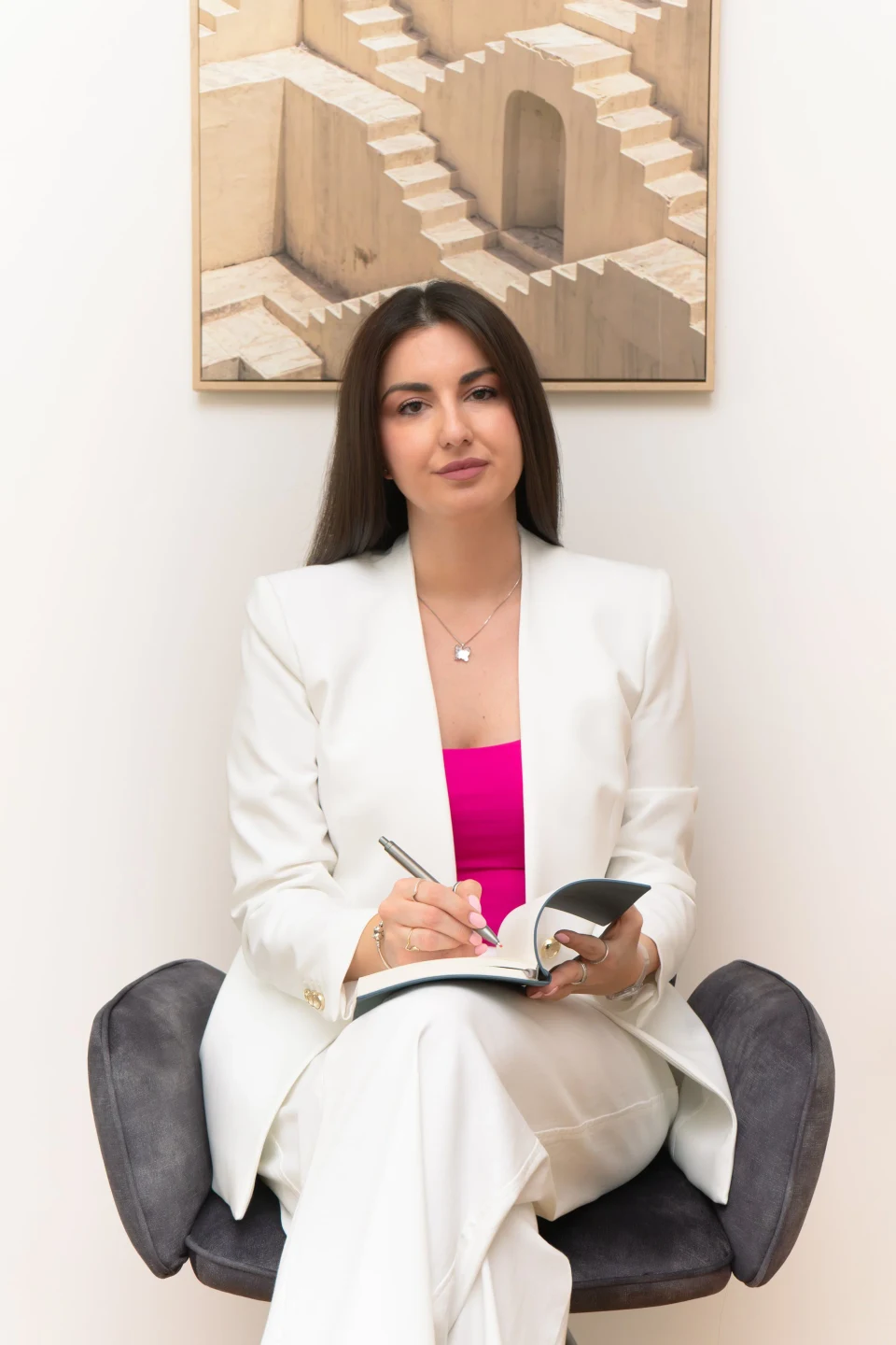 Poslovni portret žene u belom odelu sa beležnicom